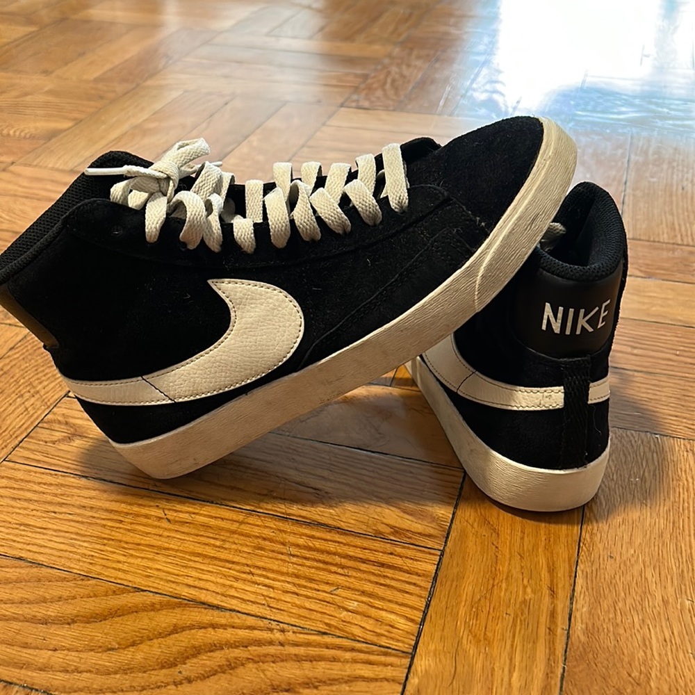 NIKE WOMENS BLAZER MID ‘77 SHOES